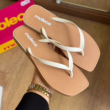 Chinelo de Dedo Moleca Detalhes da Marca 5552.200