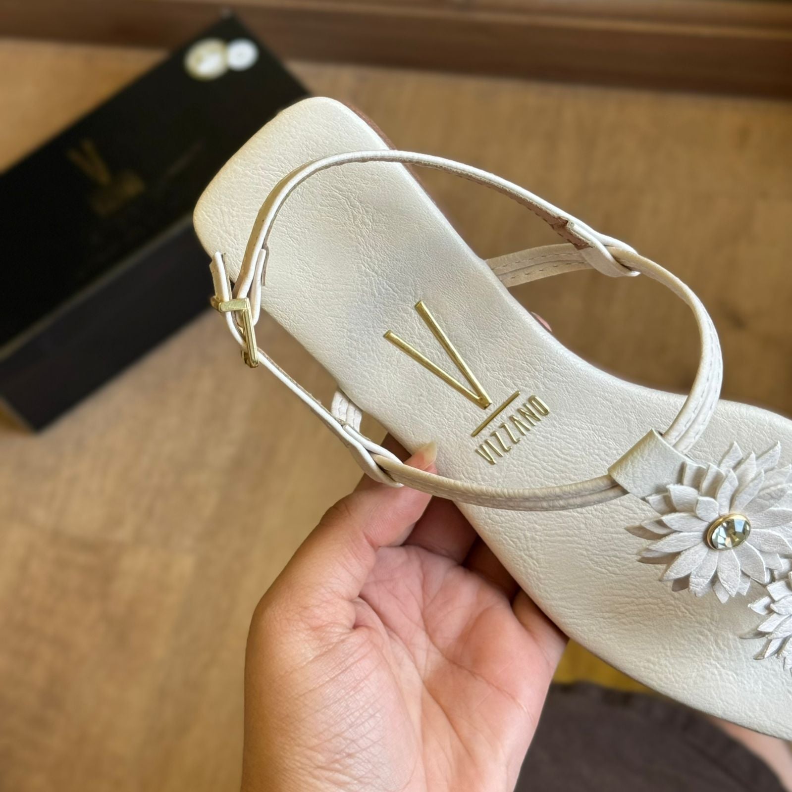 Sandália Vizzano Rasteira Detalhe de Flror 6553.205