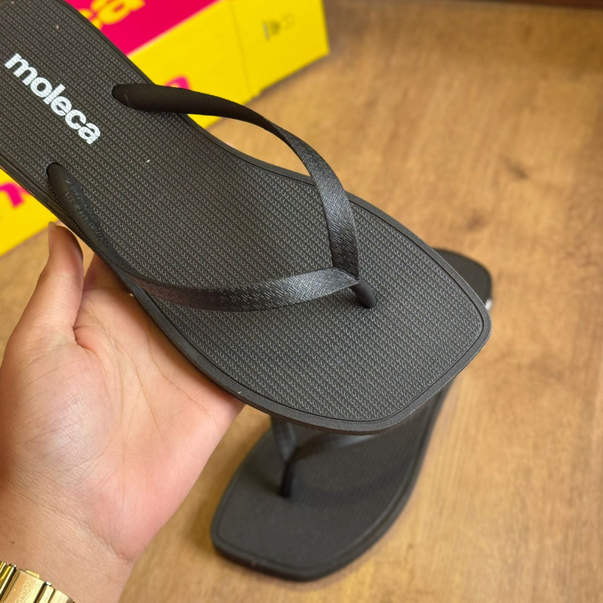 Chinelo de Dedo Moleca Detalhes da Marca 5552.200