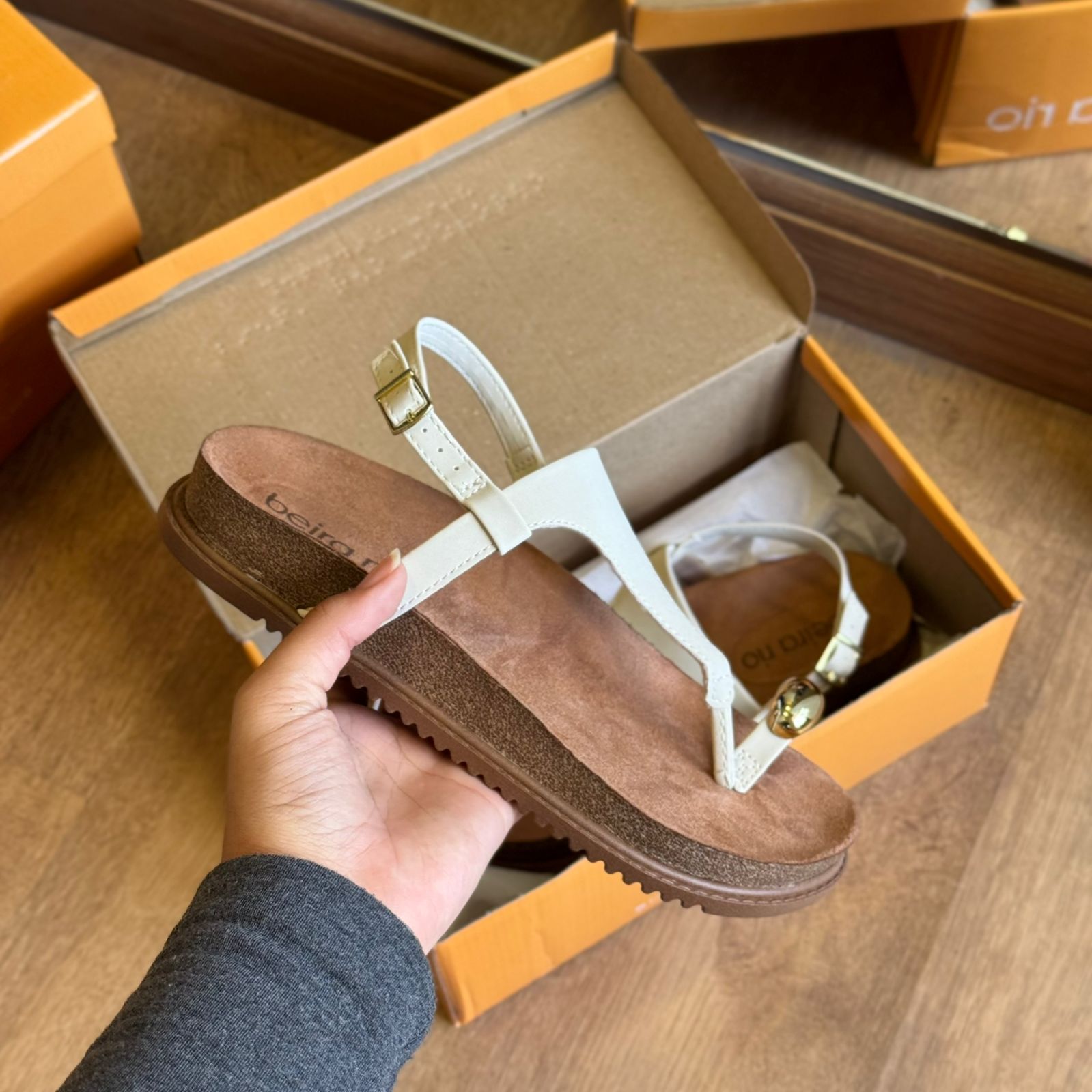 Sandália Beira Rio Plataforma Detalhe Dourado 8524.109