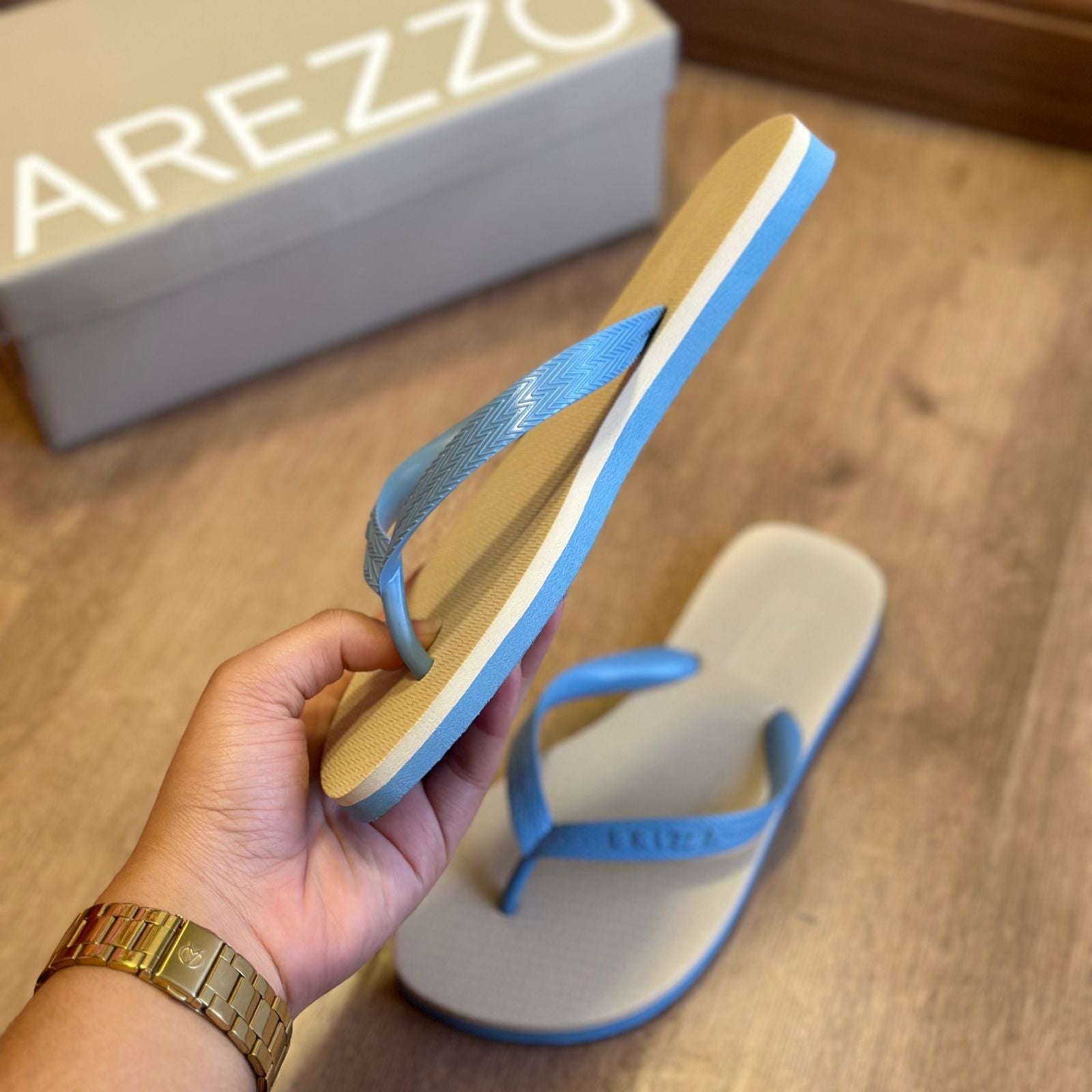 Chinelo de Dedo Arezzo Bicolor Roma Basics Z190350006
