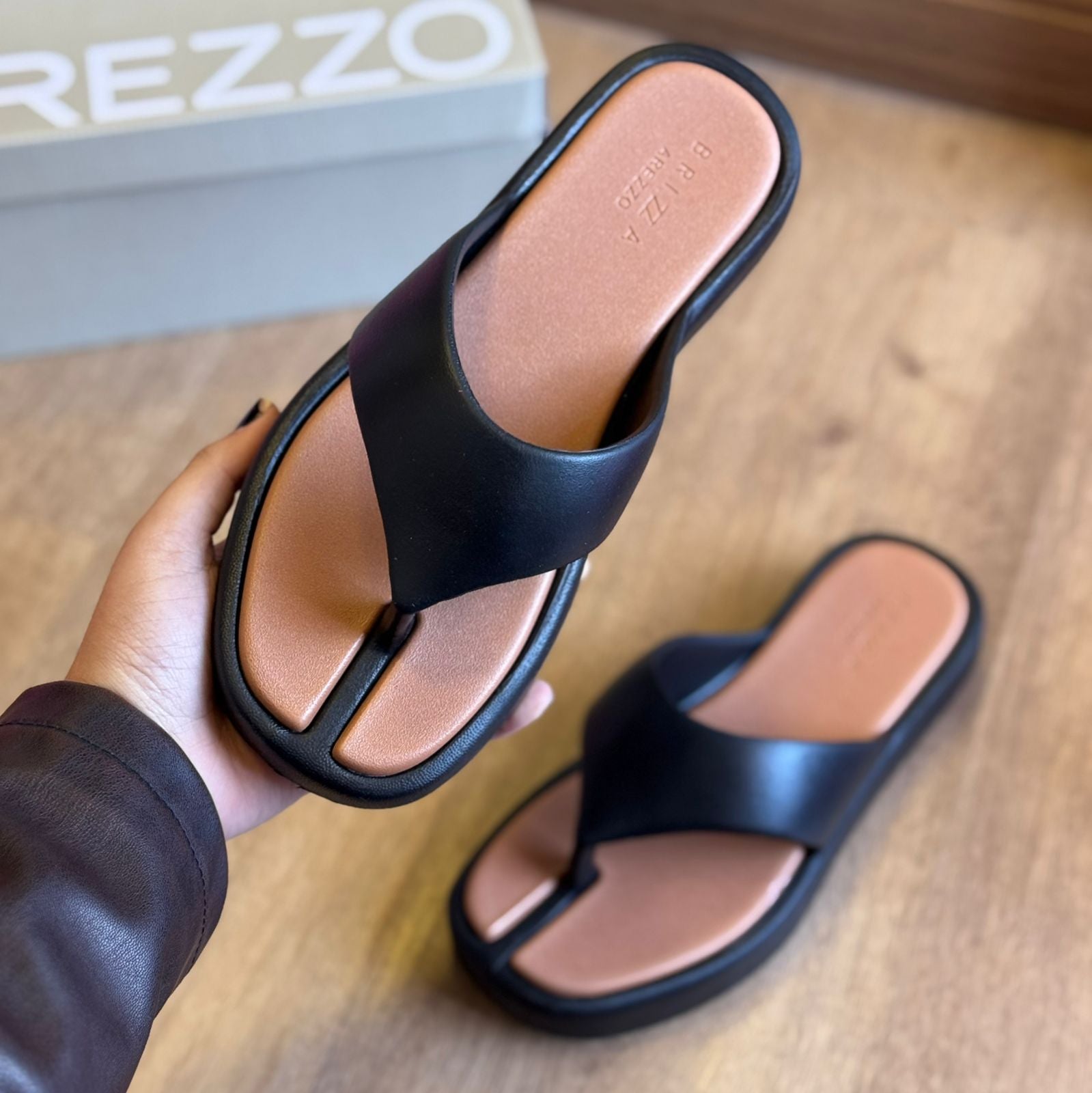 Sandália Arezzo Flatform Bicolor Tira Z191690001